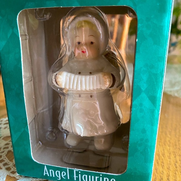 Collectible porcelain Angel figurines six piece Retired set. - Picture 8 of 9